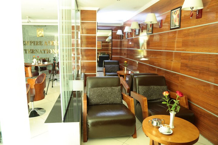 Lounge 36 of 50