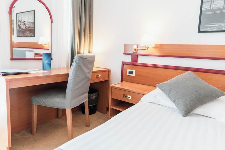 Room 34 of 90