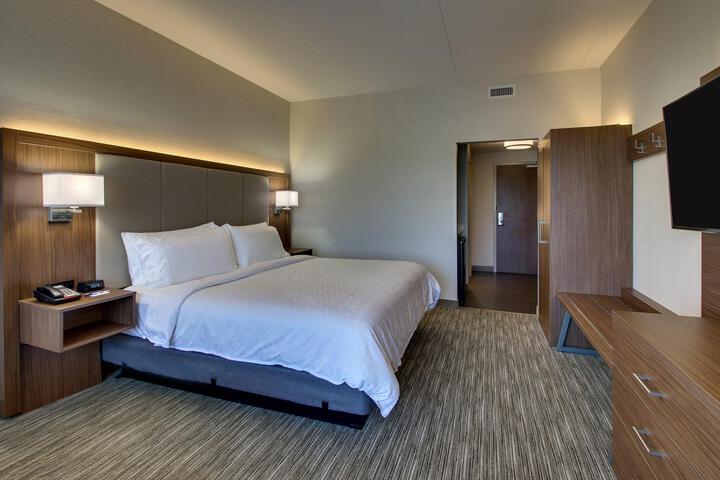 1 King Bed (3 of 17)