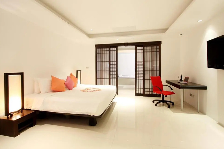 Room 4 of 13
