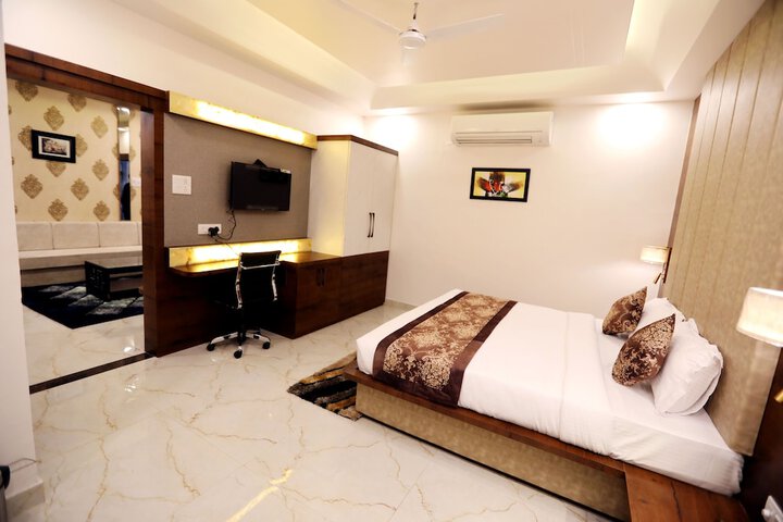 Room 10 of 28