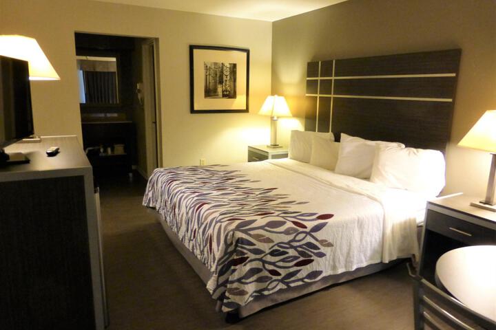 Deluxe King Bed (5 of 9)