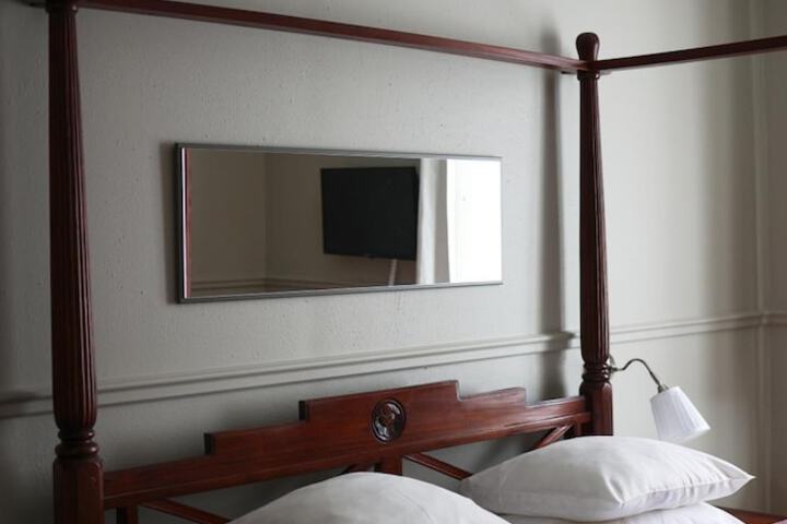 Room 9 of 42