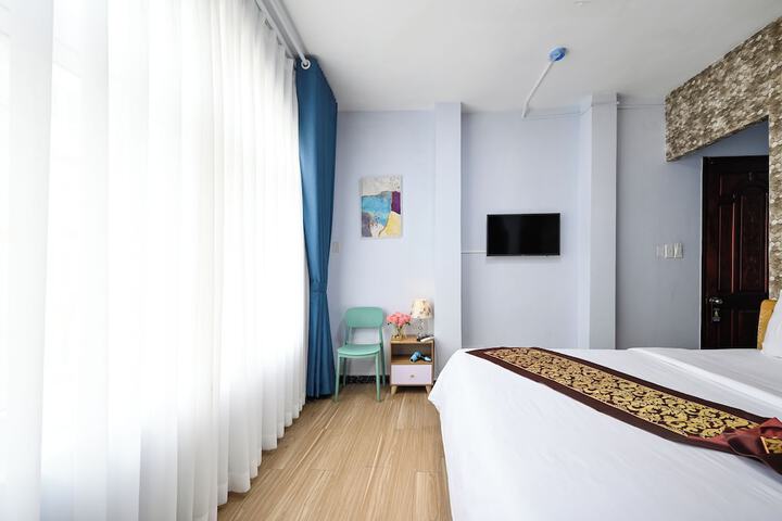 Room 4 of 16