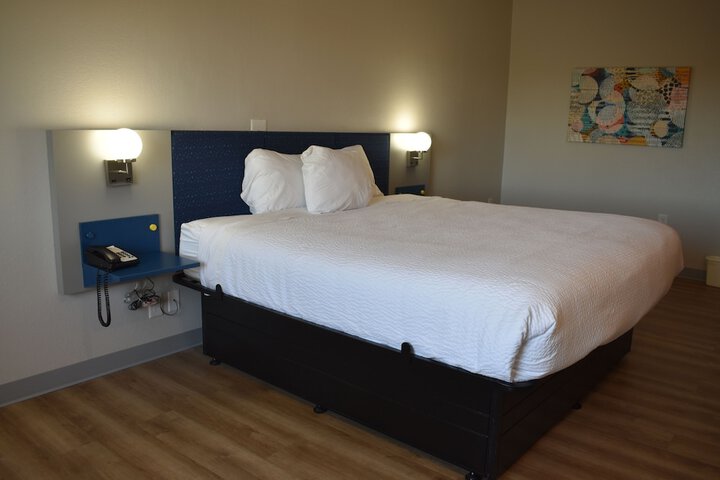 1 King Bed (3 of 5)
