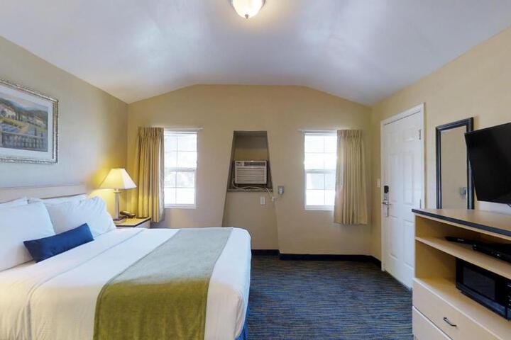 1 King Bed (5 of 5)