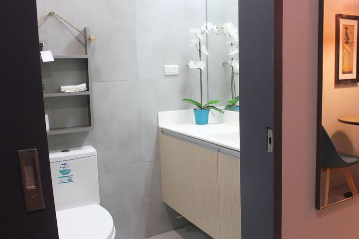 Room 2 of 10