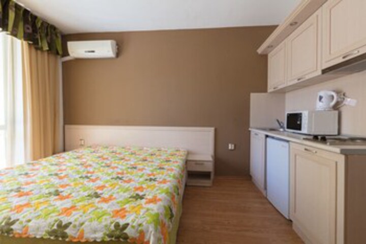 Room 10 of 16
