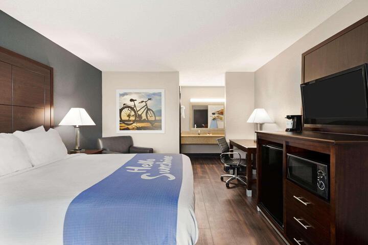 1 Queen Bed (5 of 6)