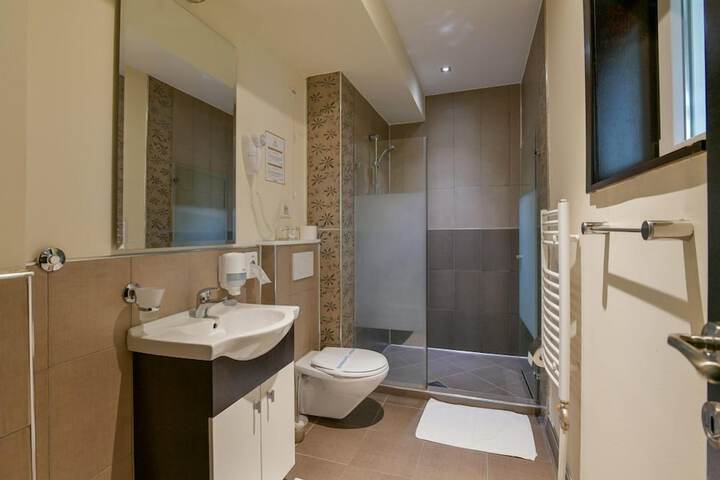 Room 28 of 43