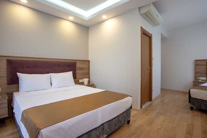 Room 4 of 66