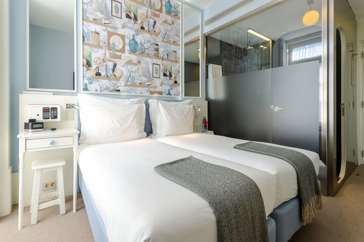 Room 25 of 63