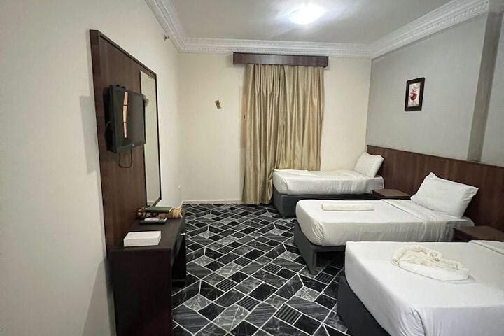 Room 2 of 32