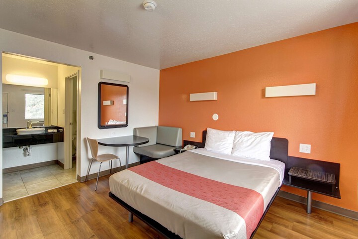 1 Queen Bed (2 of 6)