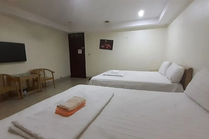 Room 2 of 10