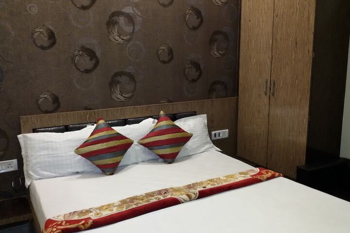 Room 3 of 9