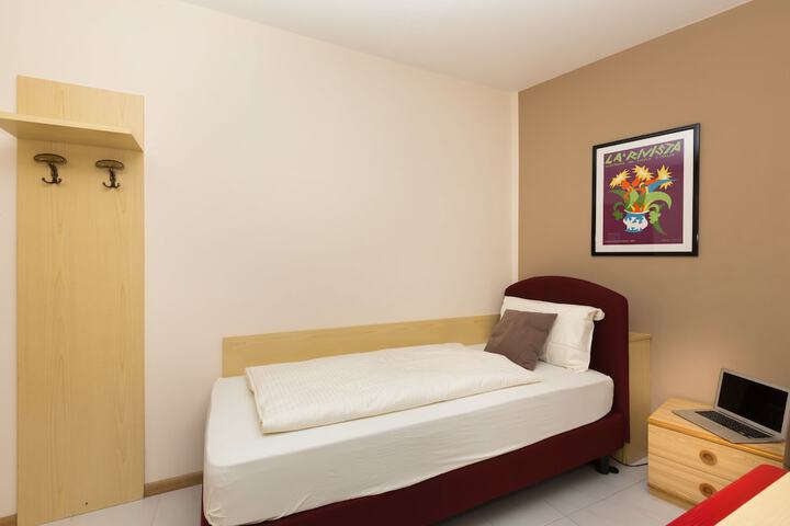 Room 12 of 73