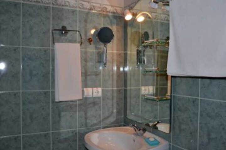 Room 4 of 8