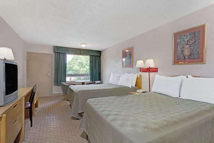 2 Double Beds (15 of 15)