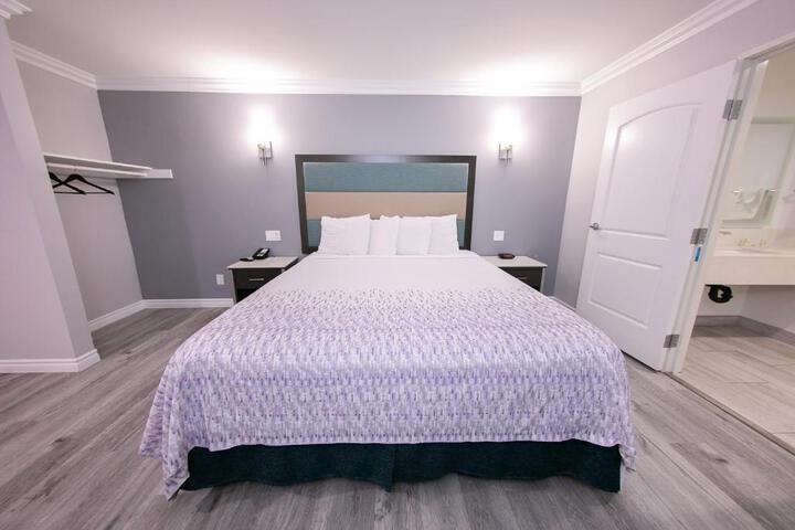 1 King Bed (4 of 12)