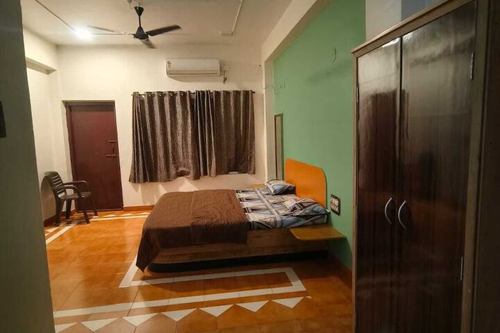 Room 6 of 13