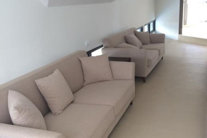Lounge 18 of 39