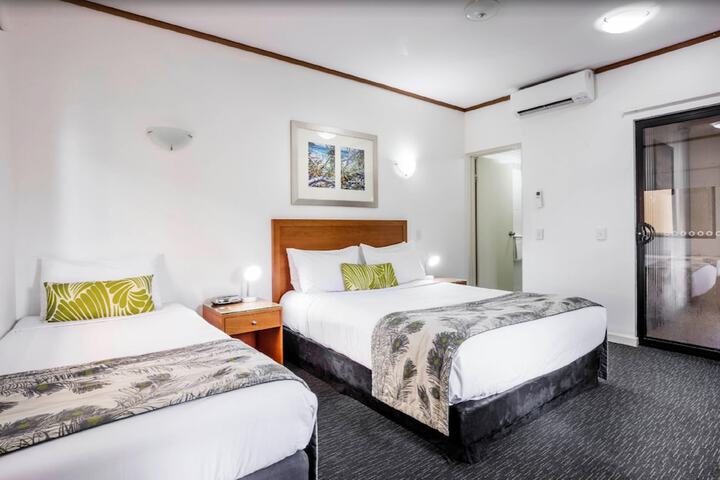 Room 4 of 83