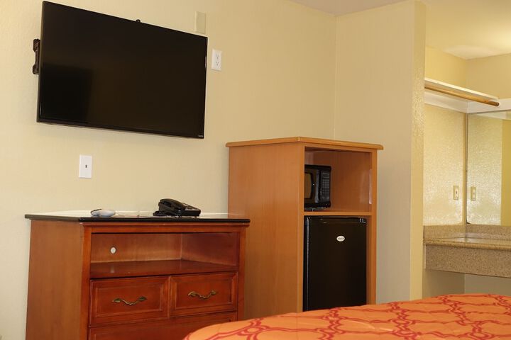 1 Queen Bed (9 of 41)