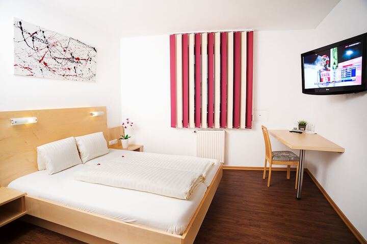Room 3 of 64