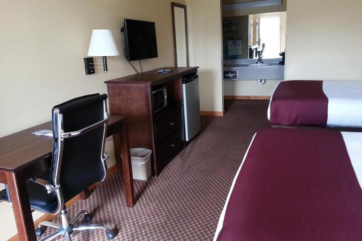 2 Queen Beds (5 of 9)