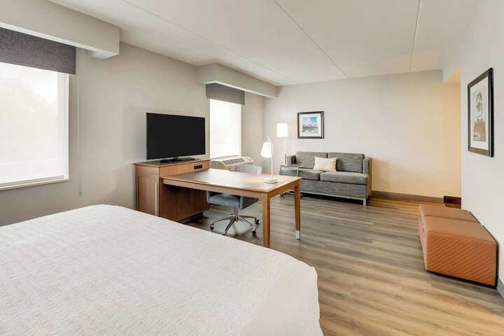 1 King with Sofa Bed Microwave, Refrigerator City View (10 of 23)