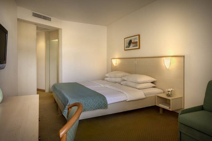 Room 6 of 44