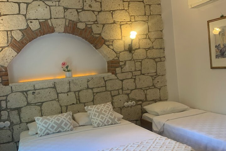 Room 9 of 80