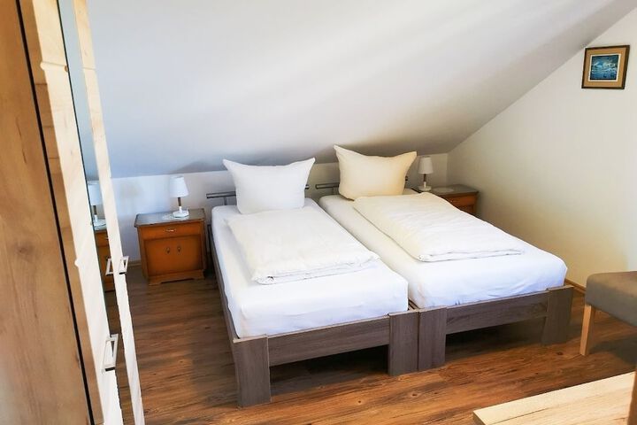 Room 6 of 34