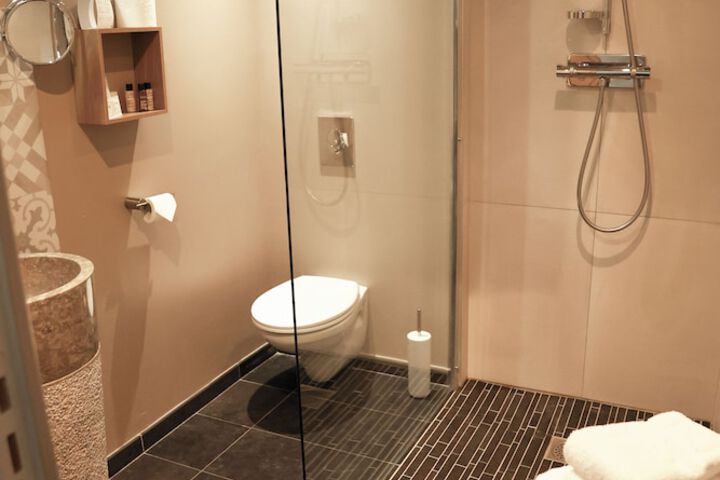 Room 17 of 28