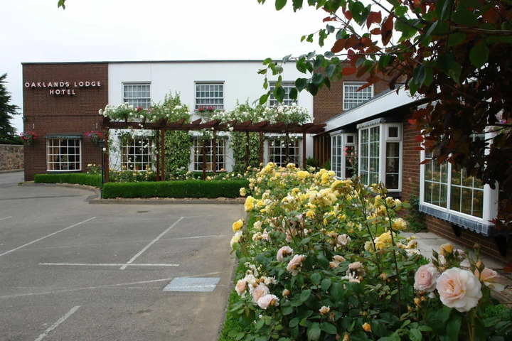 OAKLANDS LODGE HOTEL