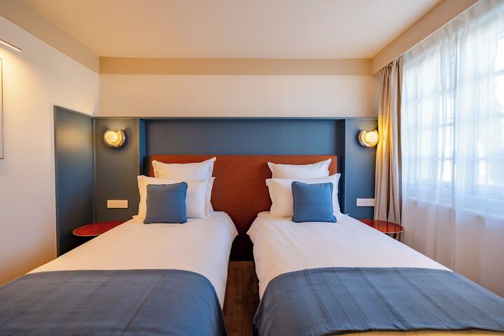 Room 32 of 79