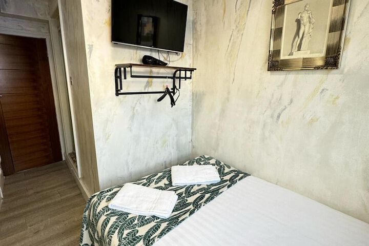 Room 29 of 234