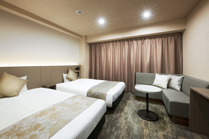 Room 7 of 28