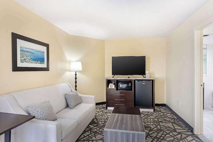 1 King Bed High Speed Internet Accessible Microwave and Refrigerator, Coffee Maker, Hairdryer Iron and Ironing Board Full Breakfast (5 of 12)