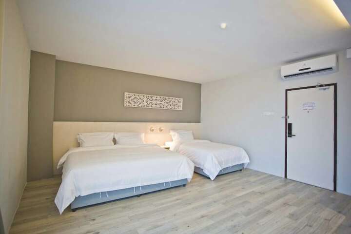 Room 12 of 37