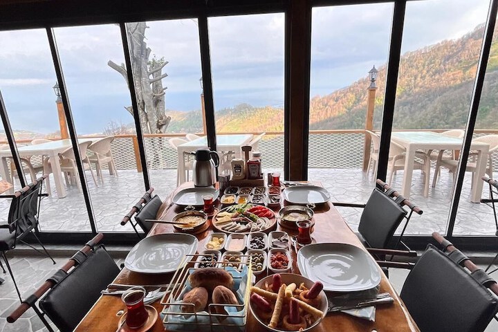 Dining 8 of 11