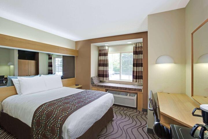 1 Queen Bed (11 of 17)
