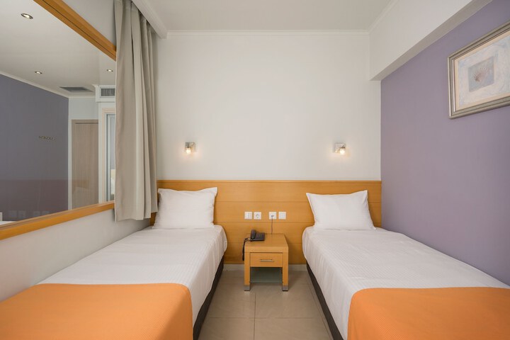 Room 12 of 121