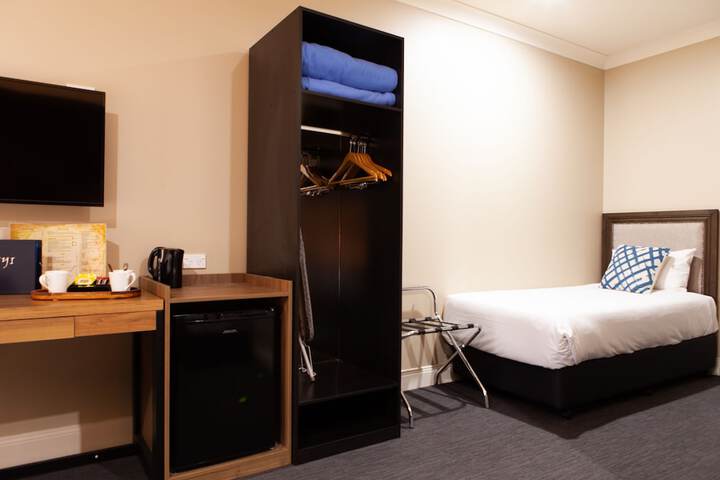 Room 27 of 76