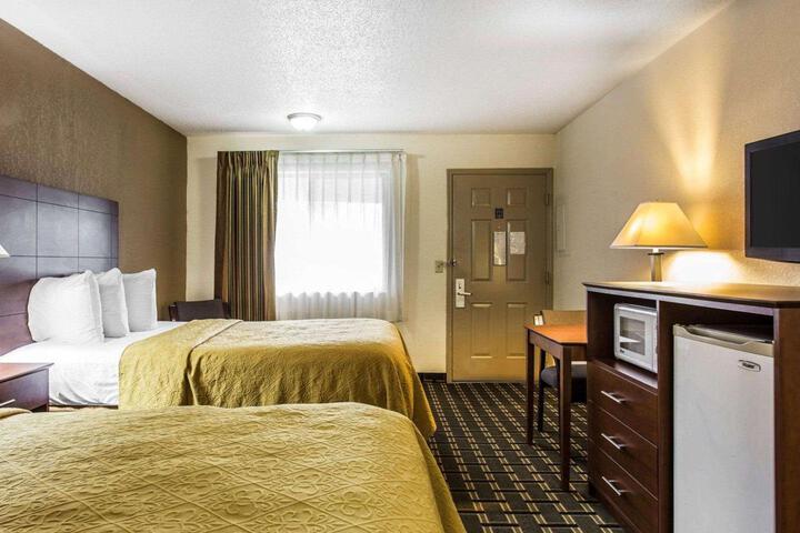 2 Double Beds (4 of 6)