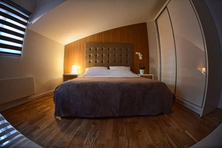 Room 6 of 15