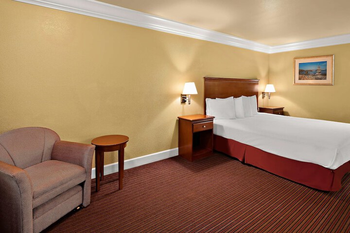 1 King Bed Microwave and Refrigerator WiFi Continental Breakfast (10 of 13)