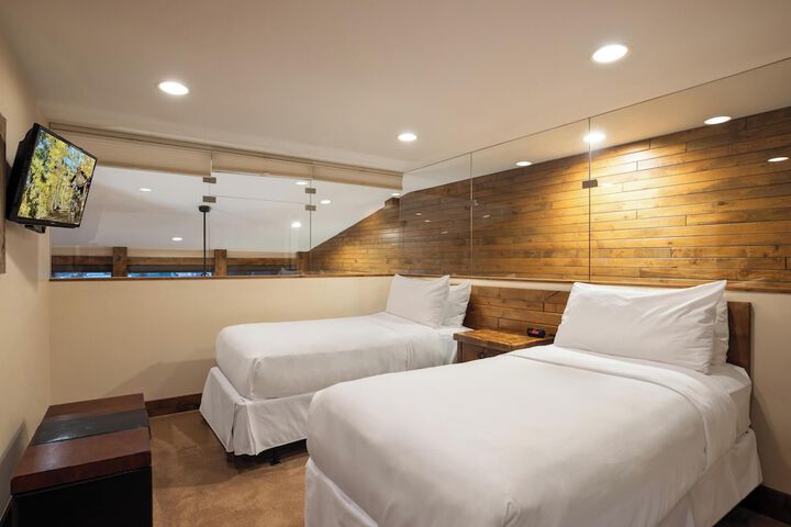 Room 32 of 176