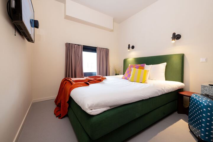 Room 13 of 36